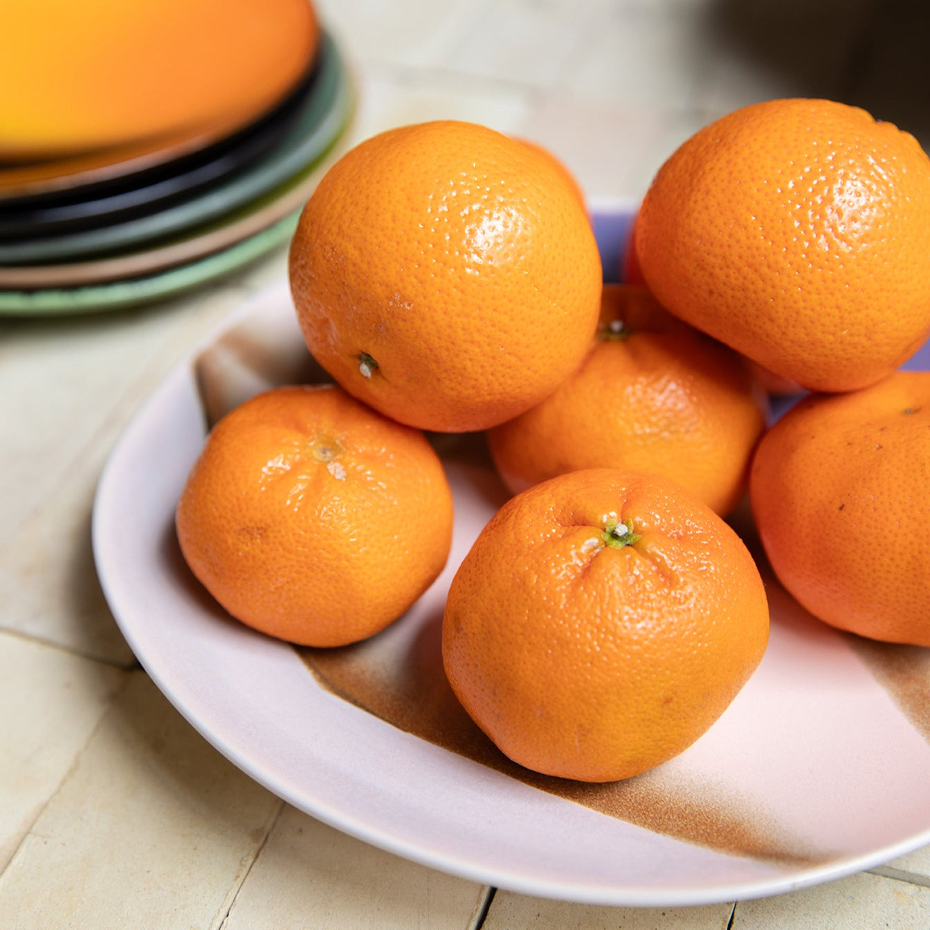 Oranges on a plate with a blurred background