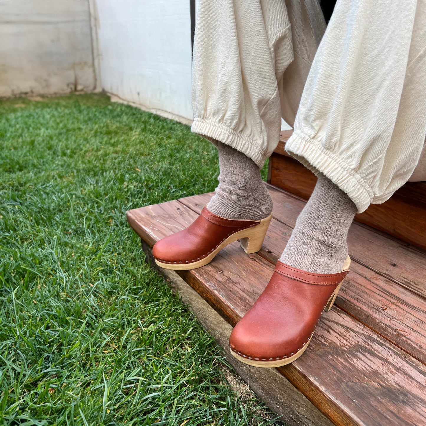 Balloon Pants styled with socks and heeled clogs – A cosy-meets-chic look with warm-toned wooden clogs and thick knit socks, perfect for transitional dressing.