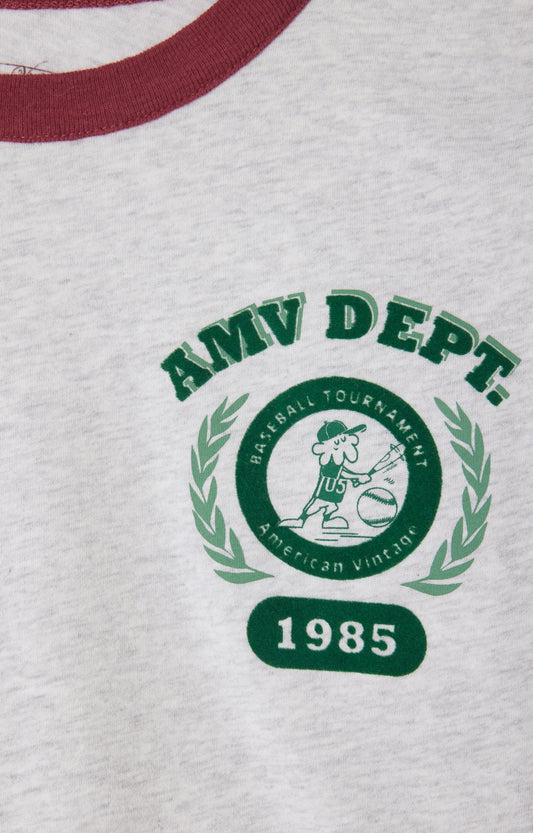 Close-up of the chest print on the American Vintage Kids Grey Gamipy T-Shirt, showcasing a green baseball tournament graphic with 'AMV DEPT.' text and '1985' detail