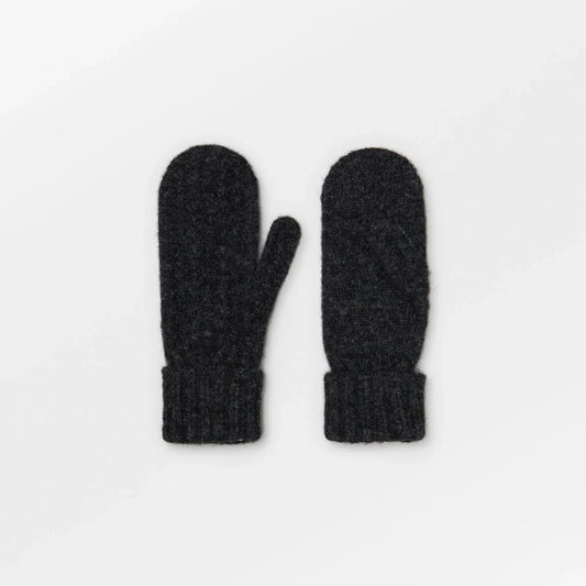 Becksöndergaard Grey Melange Cable Mittens with fine cable knit details and soft lining for warmth during cold winter days.