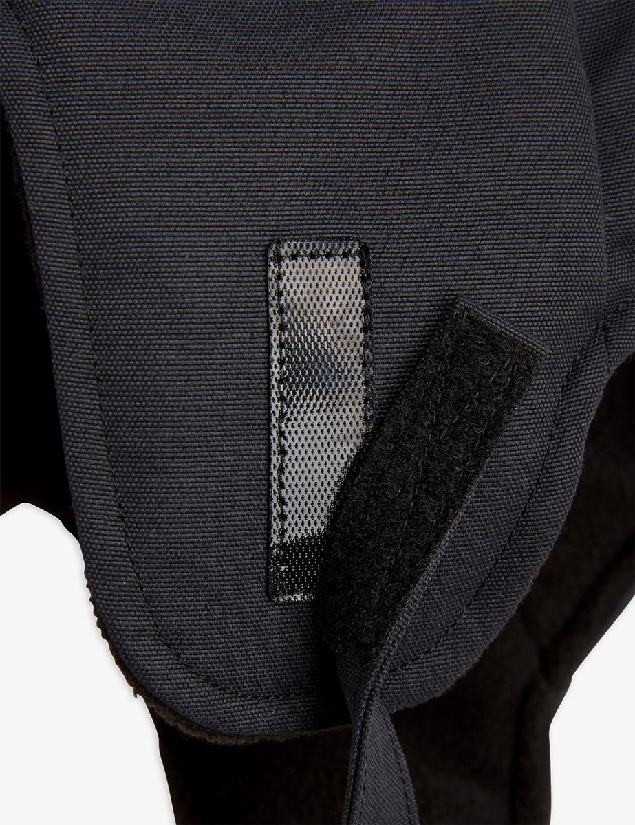 Close-up of the black Mini Rodini Alaska thermo-cap, featuring a cosy, quilted design made from 100% recycled polyester. The cap includes an embroidered Mini Rodini badge on the side and a water-repellent BIONIC-FINISH® ECO coating.