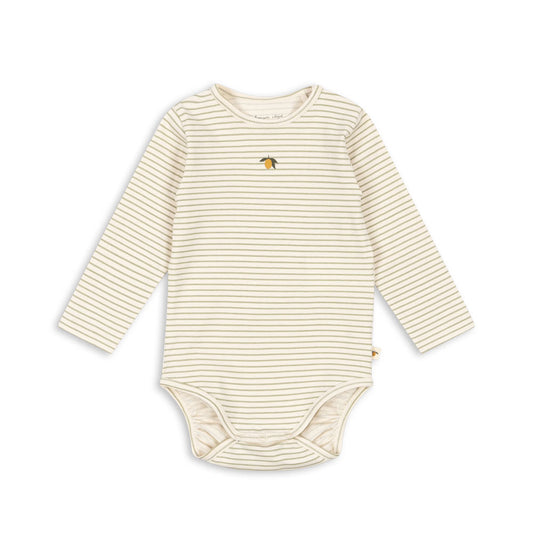 Konges Sløjd Basic Long Sleeve Bodysuit in Tea Stripe – a soft, organic cotton baby bodysuit with fine stripes and a delicate embroidered fruit detail on the chest. Designed with long sleeves, a round neckline, and snap-button closures at the bottom for easy dressing.