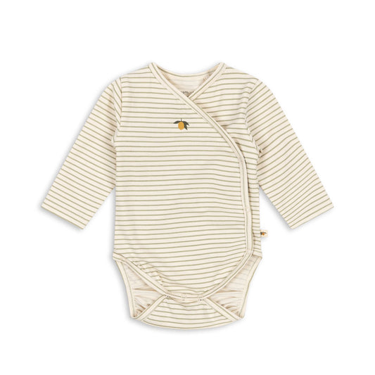 Konges Sløjd Basics Long Sleeve Newborn Body – a soft, striped baby bodysuit with an envelope neckline, long sleeves, and a wrap-over snap-button closure. Features a delicate embroidered fruit detail on the chest. Made from organic cotton for a gentle, comfortable fit.