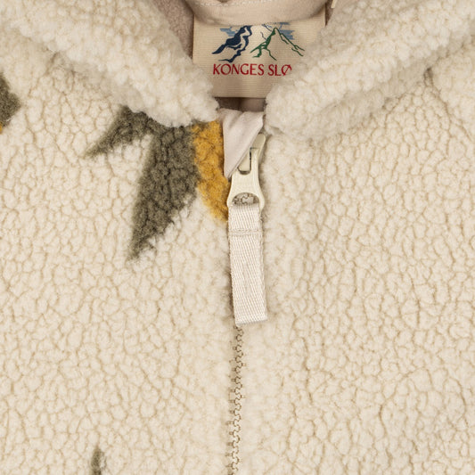 A detailed look at the plush teddy fleece of the Jody Onesie, complete with a sturdy zip closure and Konges Sløjd’s signature lemon print. Soft, warm, and made for cuddles.