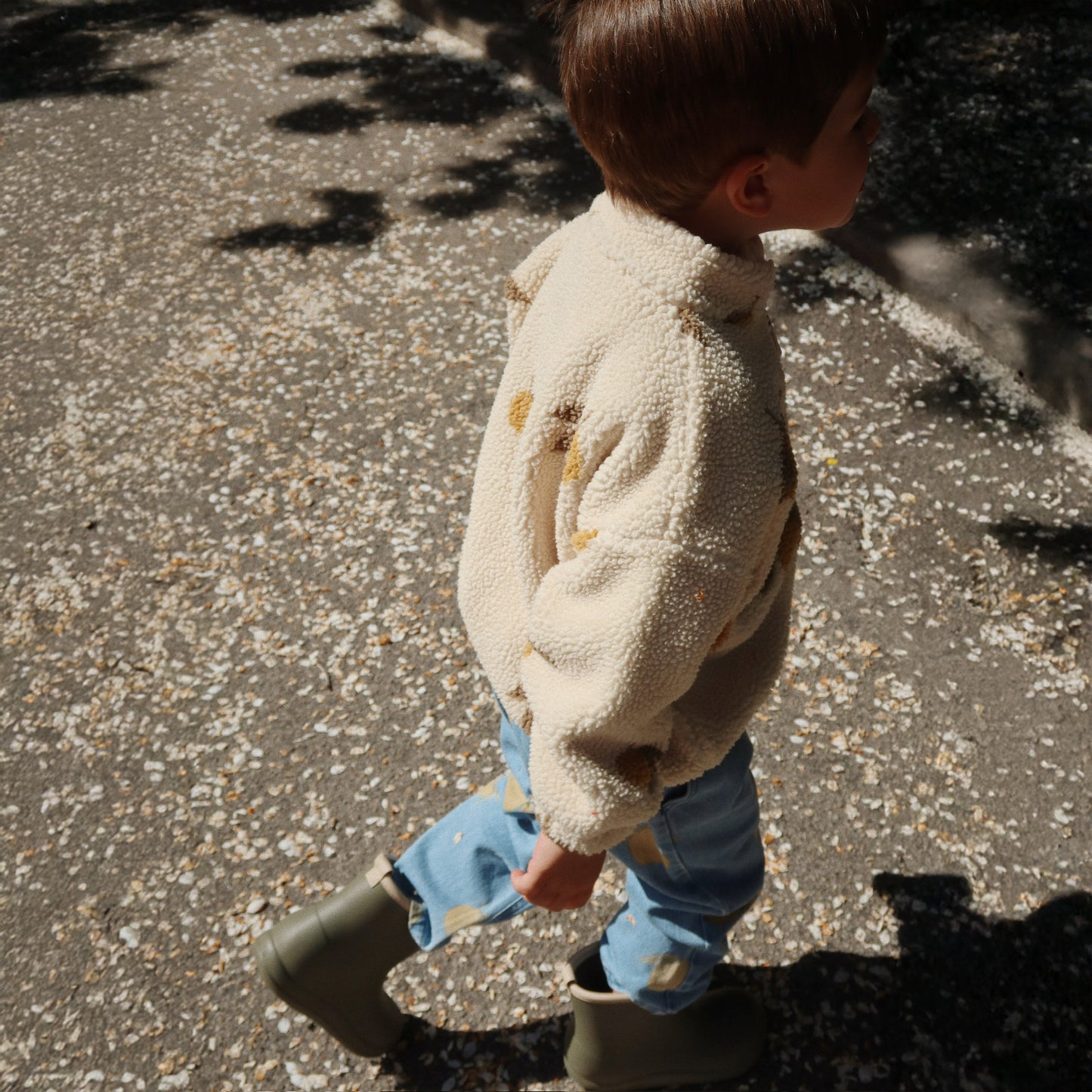 A little one stepping out in the Magot Pants, paired with a teddy fleece jacket and wellies. Effortless style meets playful practicality.