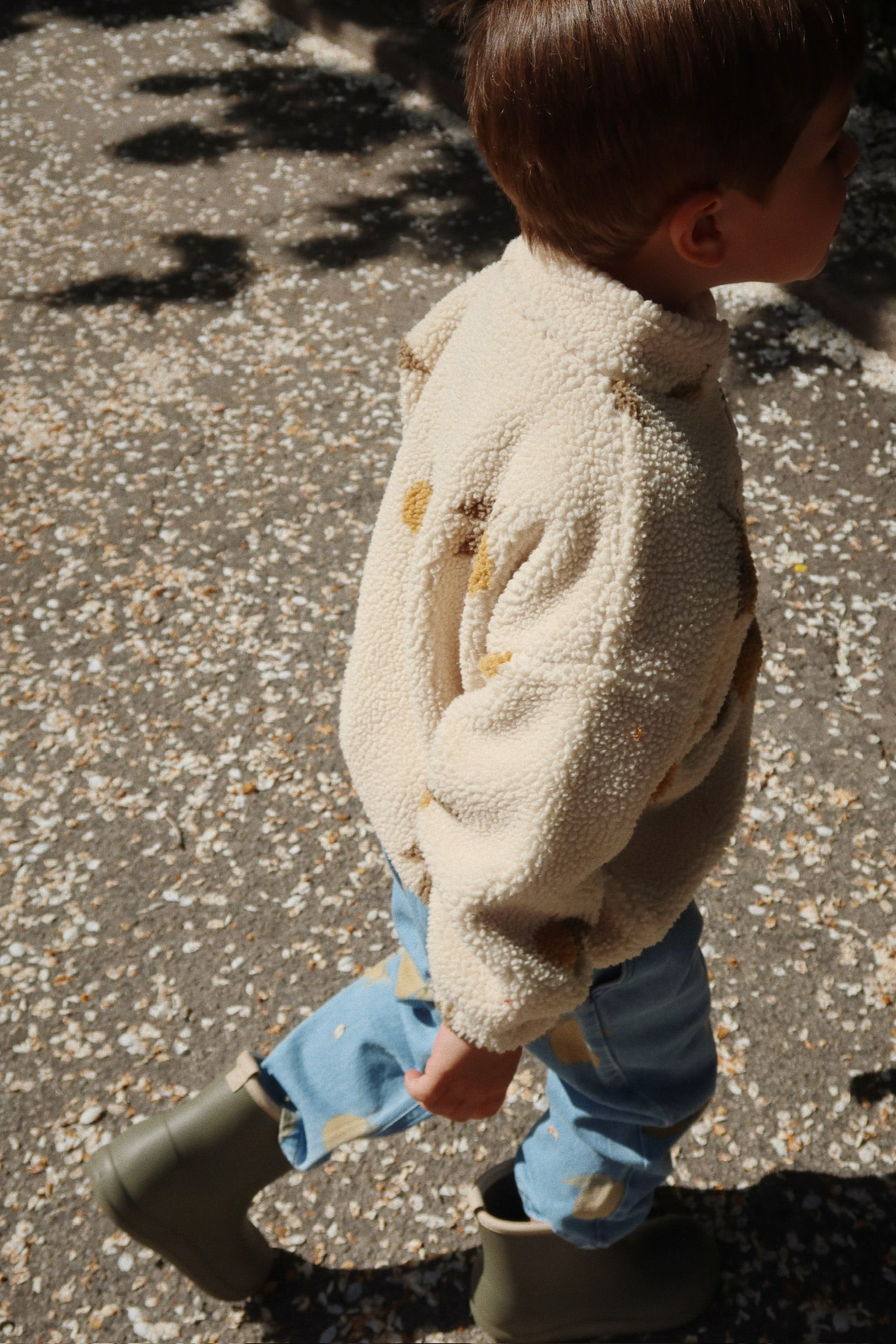 Child wearing Konges Sløjd Magot Pants in Lemon Denim – A little one stepping out in the Magot Pants, paired with a teddy fleece jacket and wellies. Effortless style meets playful practicality.