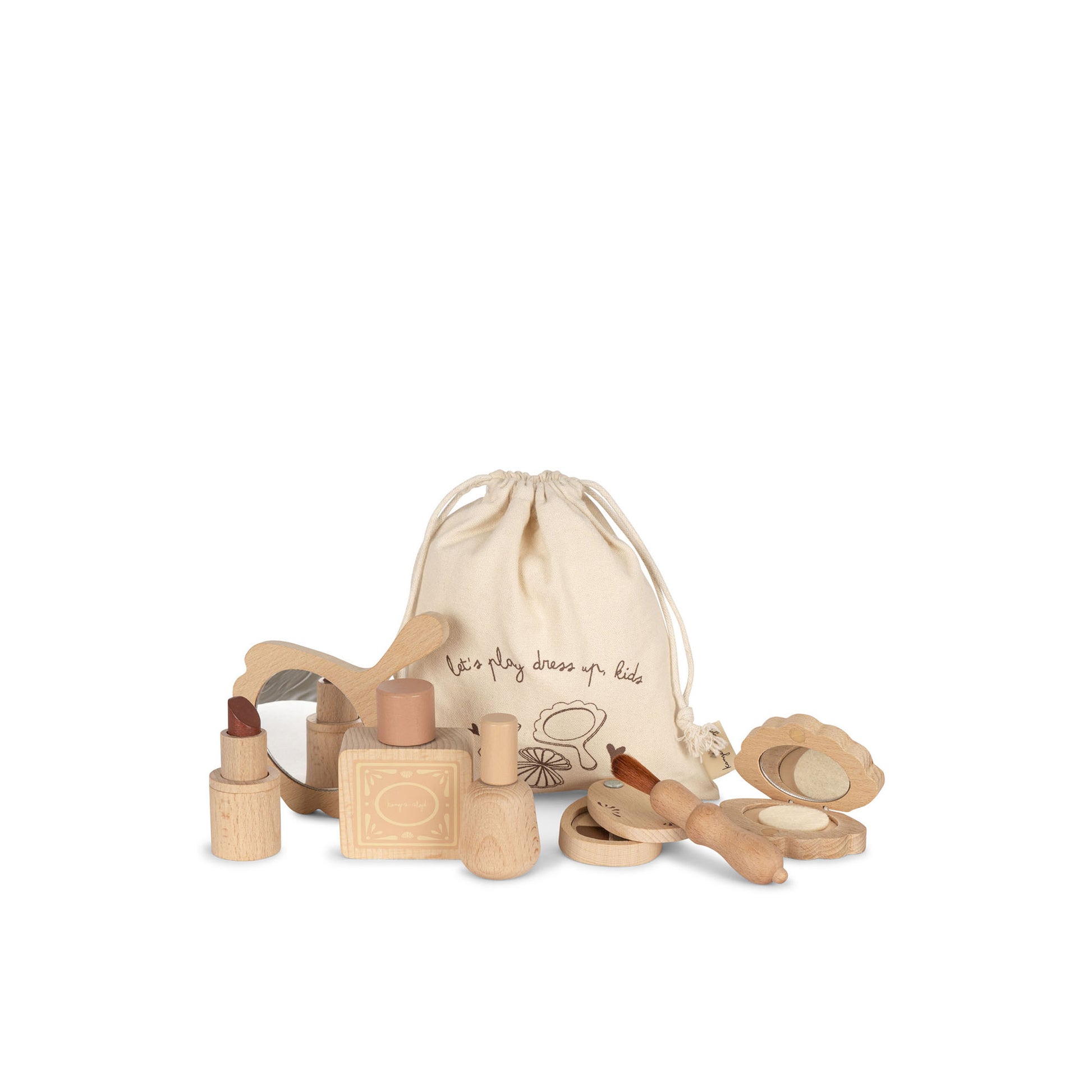 The full Konges Sløjd Wooden Play Makeup Set arranged in front of the drawstring bag. The wooden toy makeup pieces, including a mirror, lipstick, perfume bottle, brush, and compact, are neatly placed, showcasing their intricate detailing and playful yet elegant design.