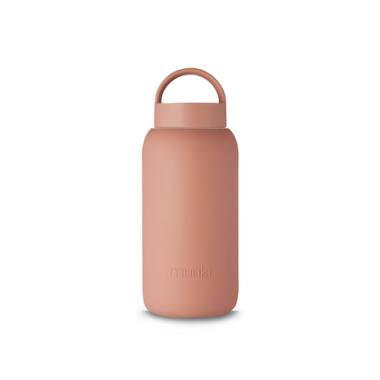 A matte Silicone covered glass bottle, with a window to see the drink on the inside, in a pink clay colour with a plastic screw top circular lid with a handle